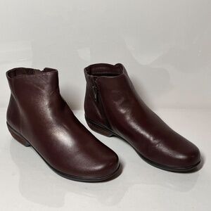 Walking Cradles Ezra Leather Ankle Booties Size: 7WW
